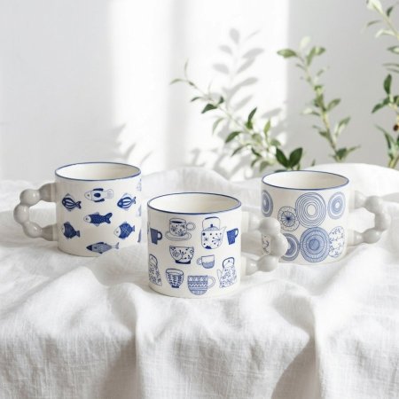 مج سيراميك ابيض برسومات لطيفة باللون الازرق